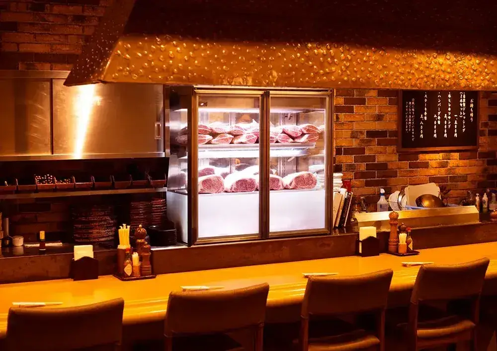 老舗ステーキハウスのホール＆キッチン業務＜正社員＞